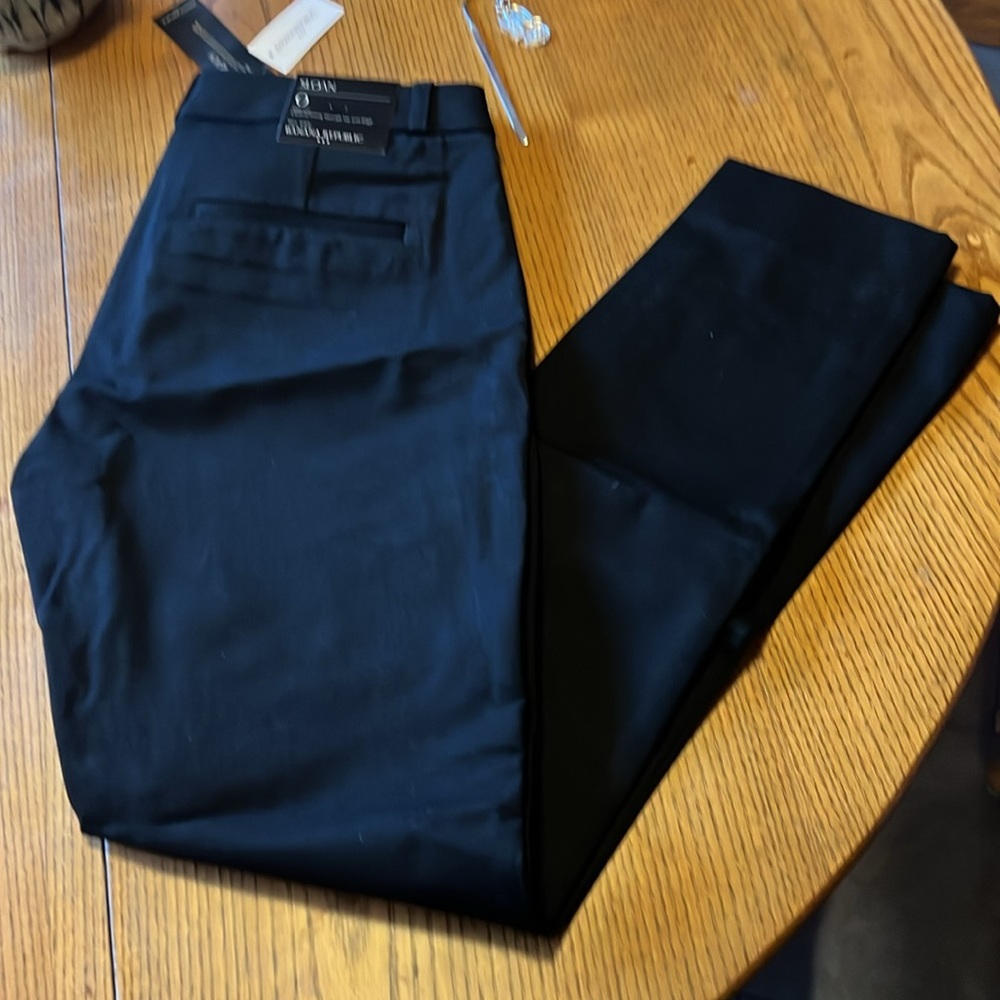 Sloan black slim ankle pant. Endlessly comfortable and flattering. Size 0. NWT.